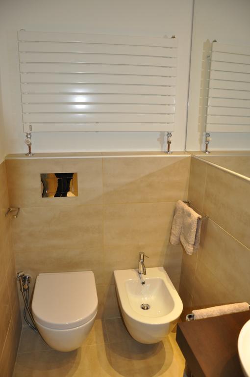 Charming Como - Apartment Downtown In The Pedestrian Area With 2 Double Bedrooms And 2 Complete Bathrooms A Spacious Living Room And Full Equipped Kitchen Exterior foto